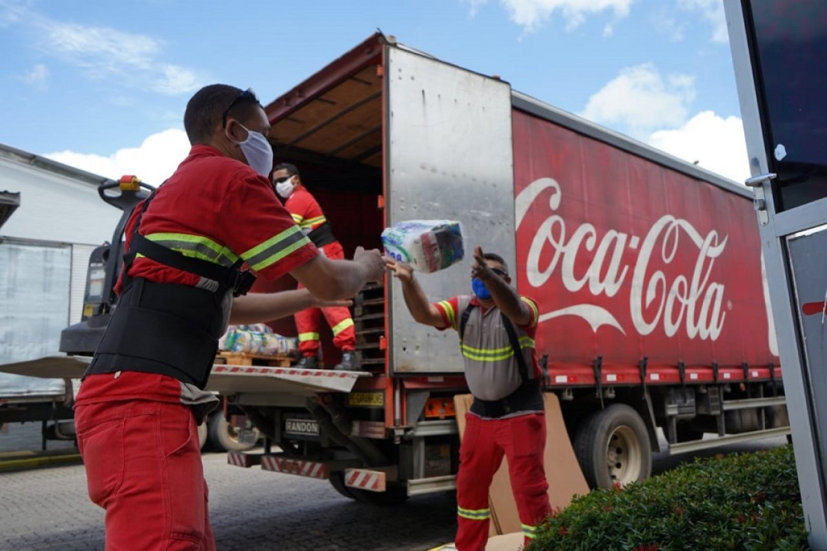 Na Bahia, campanha “Por Todas as Mesas” da Solar Coca-Cola doa mais de 25 mil litros de água e sucos para instituições