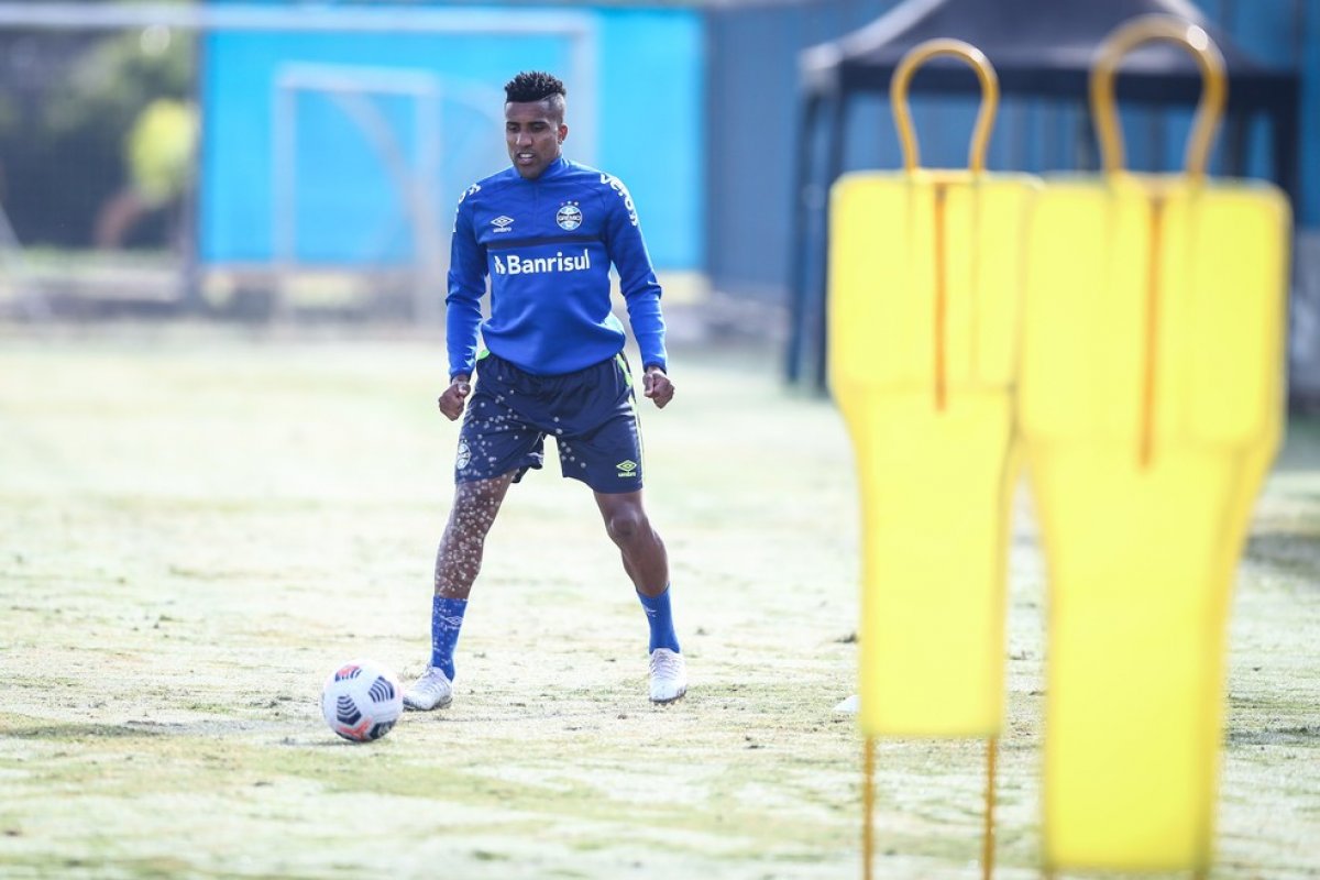 Com futuro indefinido no Grêmio, Cortez recebe sondagem do Bahia