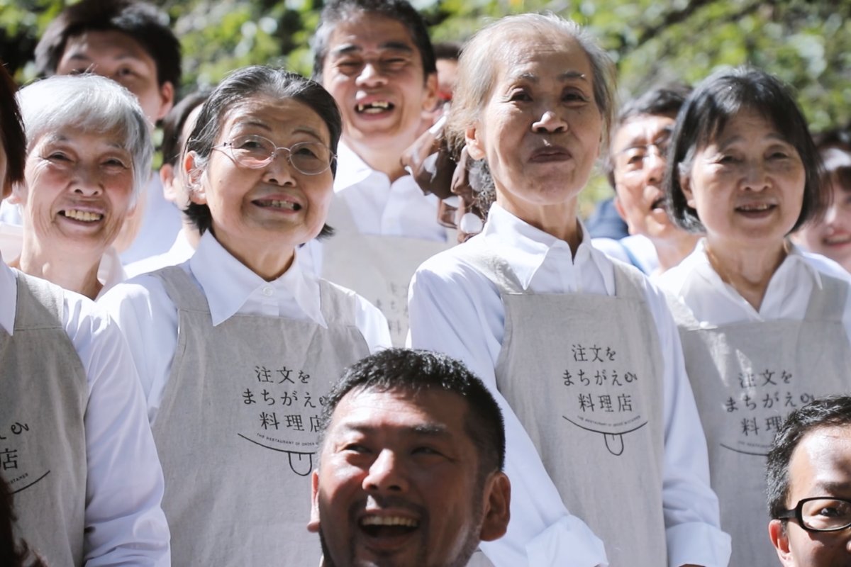Vídeo: Restaurante emprega garçons com demência e promete experiência do prato errado aos clientes