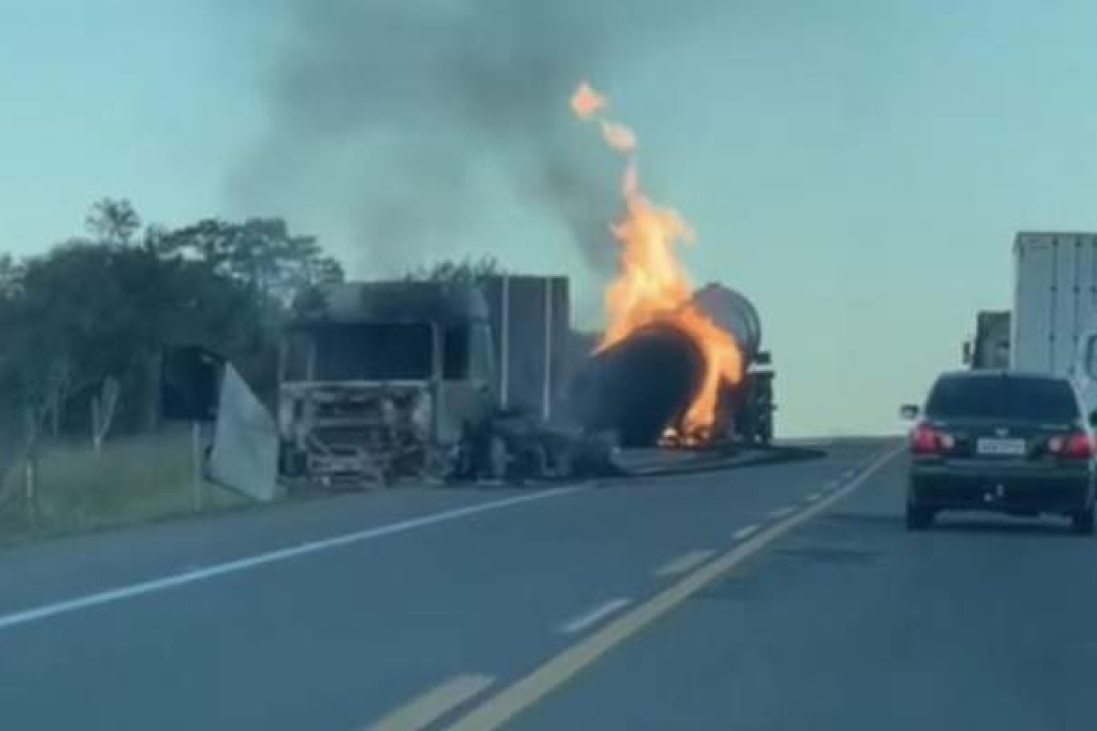Vídeo: Incêndio deixa caminhão completamente destruído na BR-116, no centro-sul da Bahia