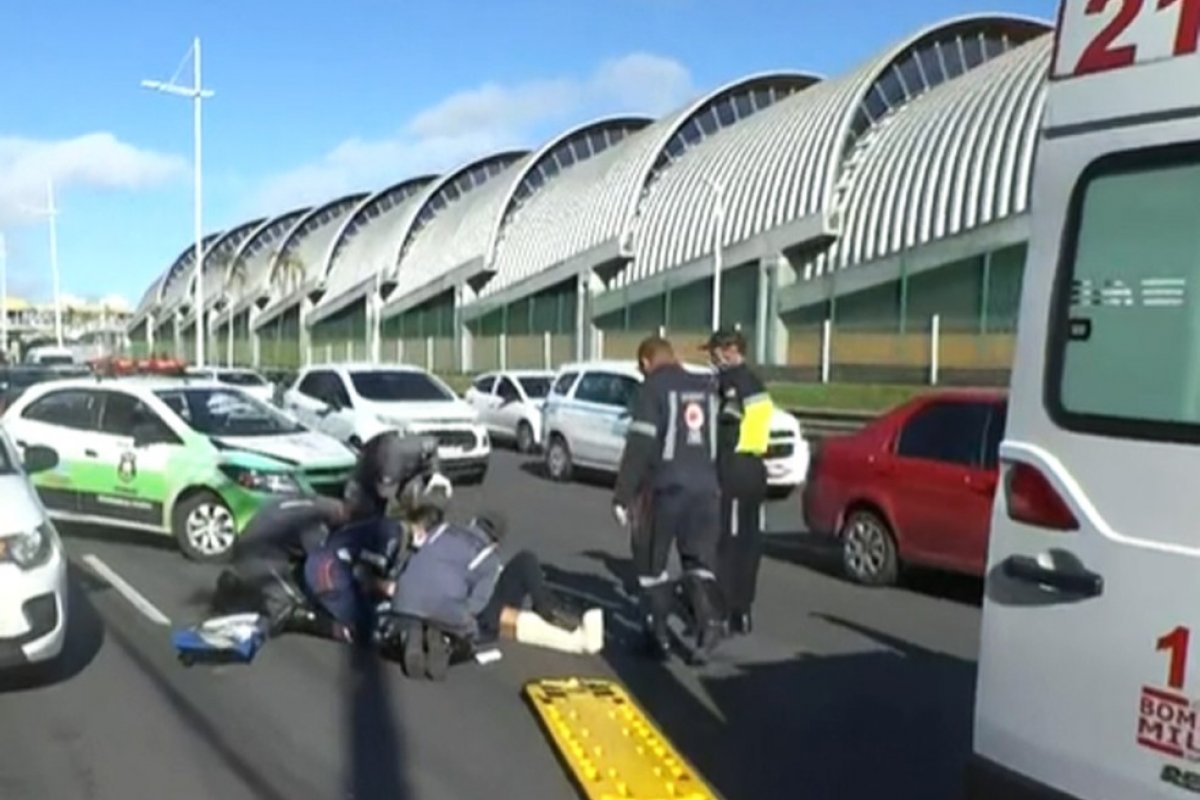 Batida entre carro e moto deixa trânsito lento na Avenida Paralela, em Salvador