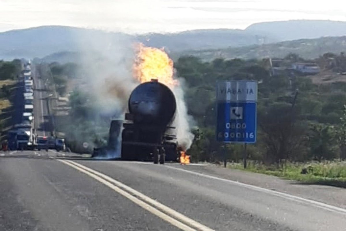 Caminhão que transportava álcool pega fogo na BR-116, em Brejões