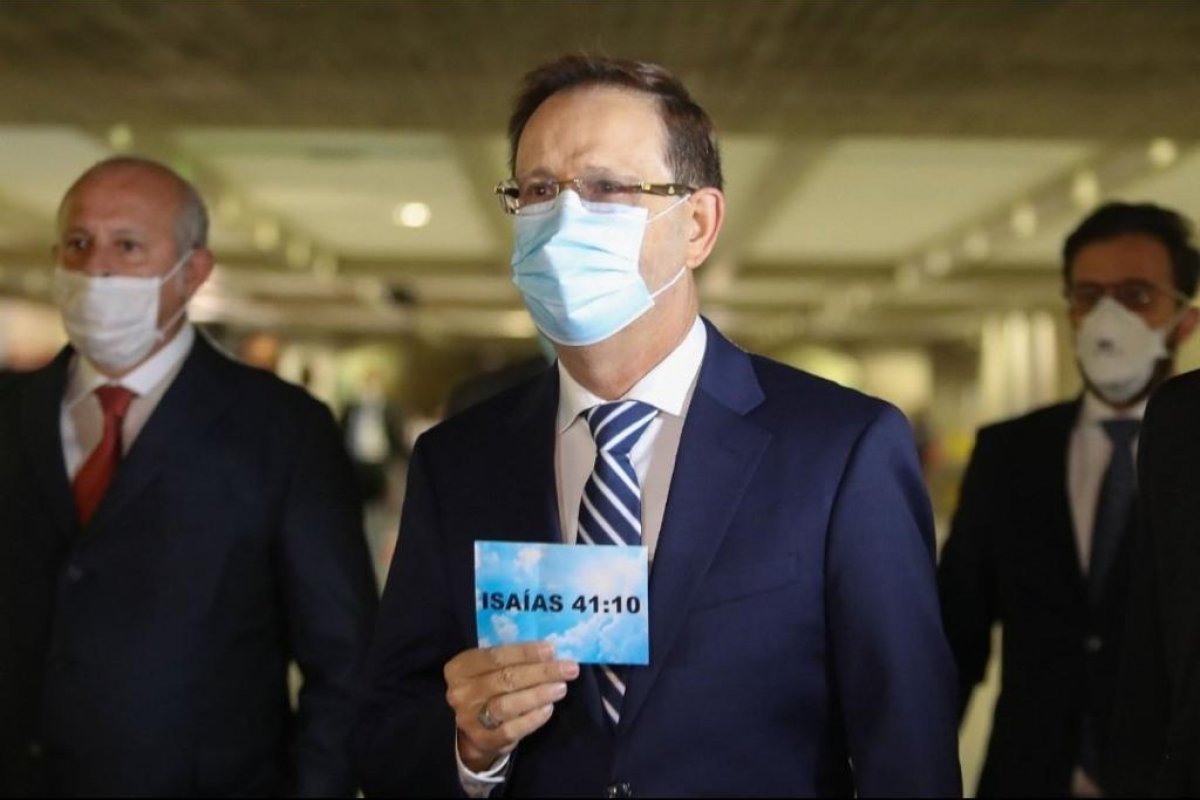 CPI da Covid: Wizard chega ao Senado com placa que cita versículo bíblico