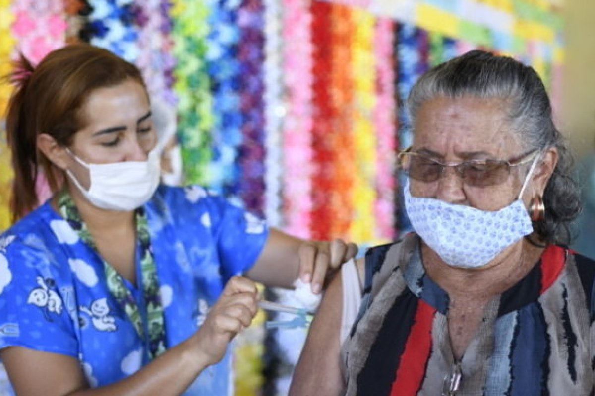 Ministério da Saúde aponta que mortes entre grupos imunizados desaceleram no país