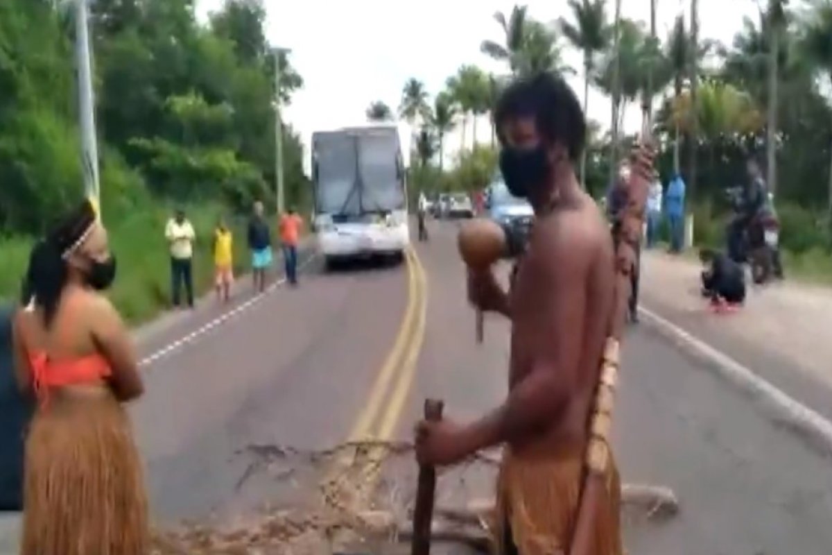 Índios interditam estrada em Ilhéus para protestar contra PL de demarcação de terras