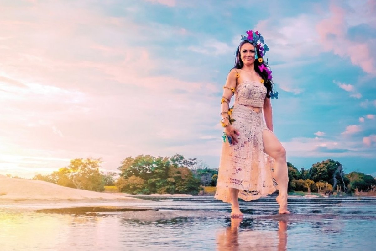 Filha do sertão, Fabiana Santiago moderniza tradições nordestinas em EP visual