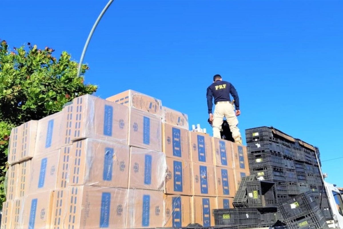 PRF apreende 126 mil maços de cigarros escondidos em carroceria de caminhão na Bahia