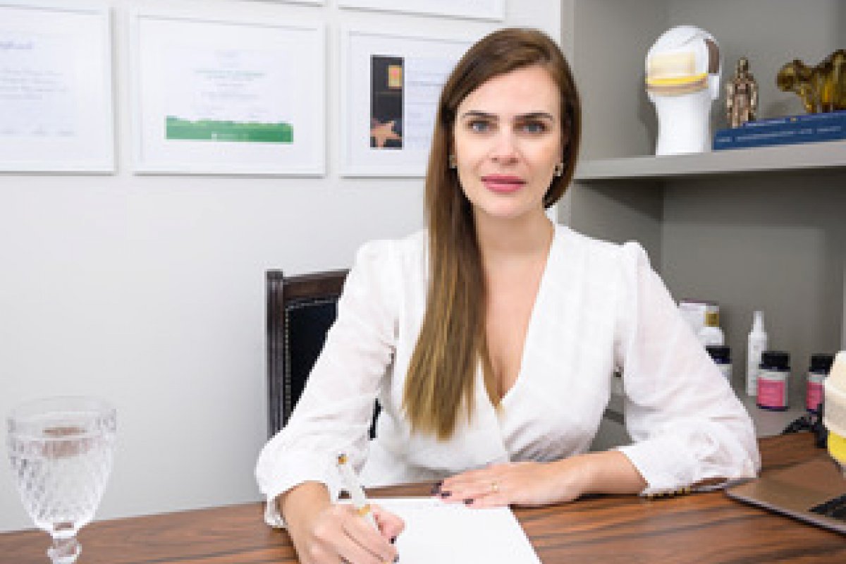 Médica tricologista Dra. Luciana Passoni dá dicas para assumir os fios prateados de forma saudável e exuberante