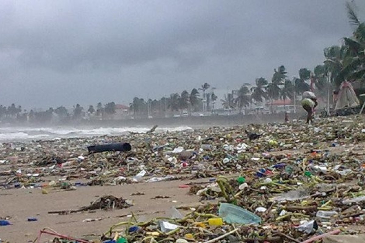 Lixo na areia e no mar colabora para o grande número de praias impróprias em Salvador