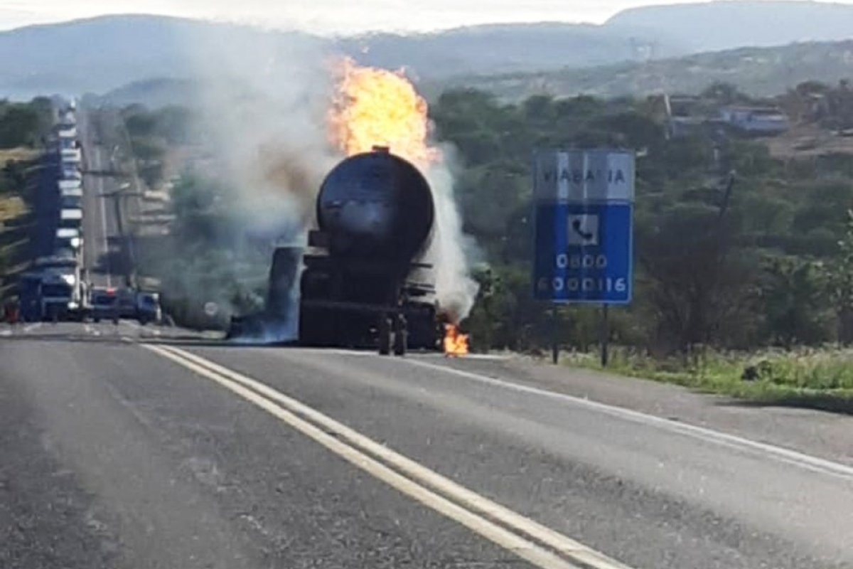 Rodovia é liberada mais de 24h após caminhão pegar fogo na BR-116