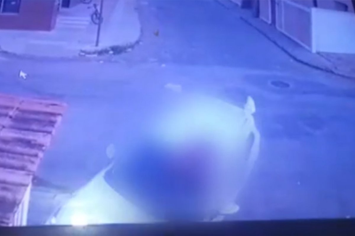 Após batida, carro invade varanda de casa em Vitória da Conquista