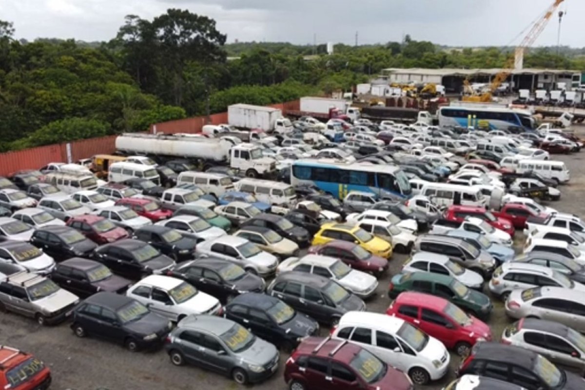 Leilão online com mais de 800 veículos retidos na Bahia será realizado pela PRF