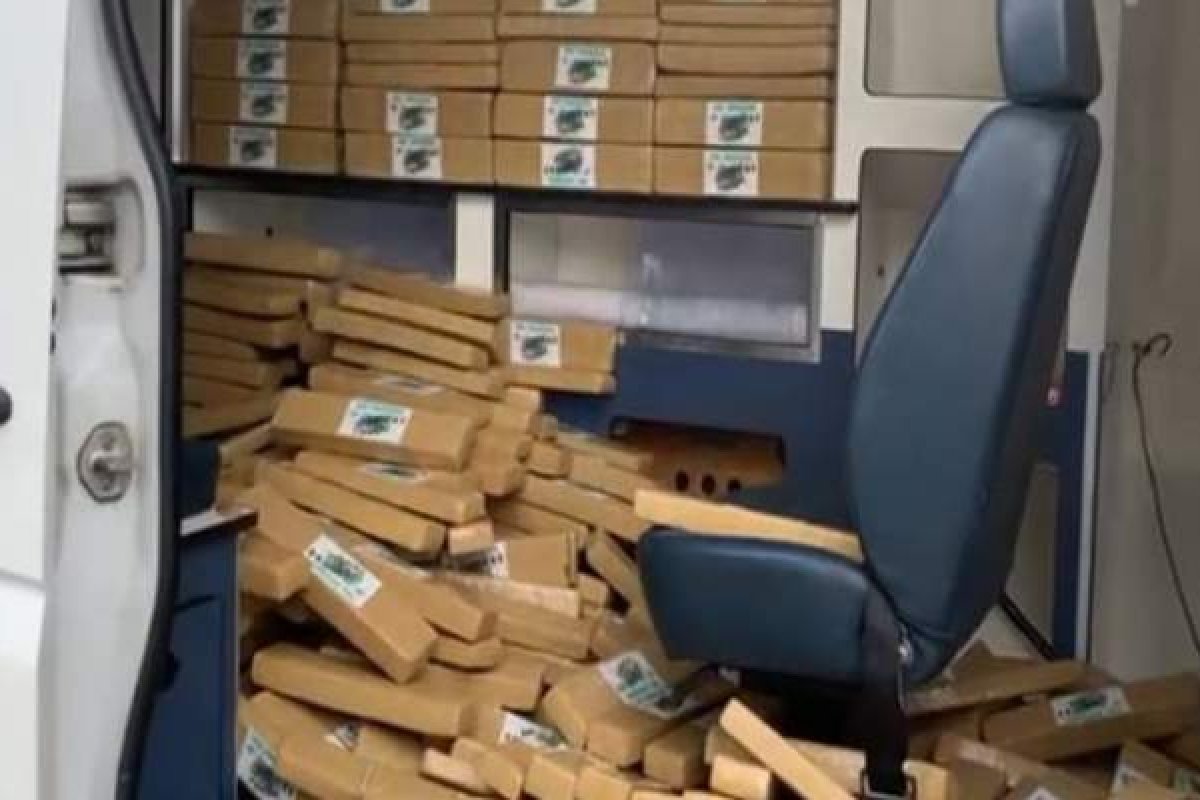 Polícia Civil apreende ambulância com meia tonelada de maconha, no Rio de Janeiro