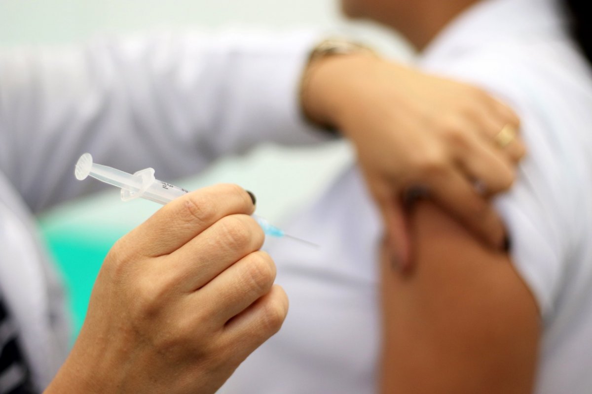 Saiba o porque da febre e dores no corpo serem reações comuns a vacinas contra a Covid-19