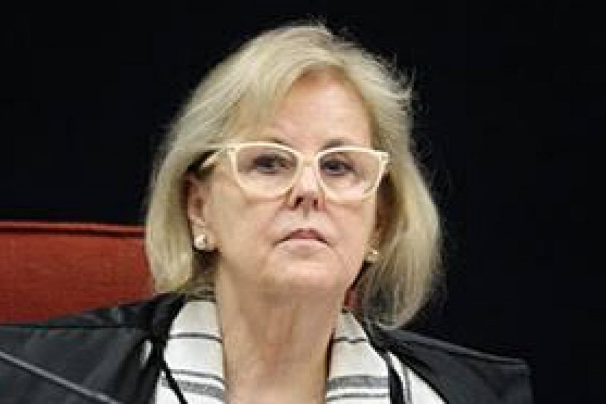 Rosa Weber envia pedido de investigação contra Bolsonaro e Roberto Dias à PGR