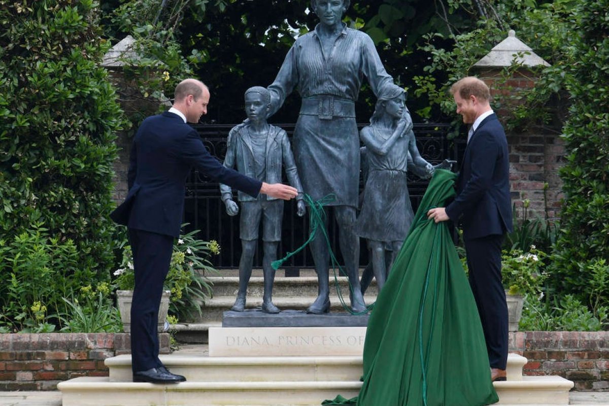 Príncipes William e Harry inauguram estatua da mãe Diana, que completaria 60 anos
