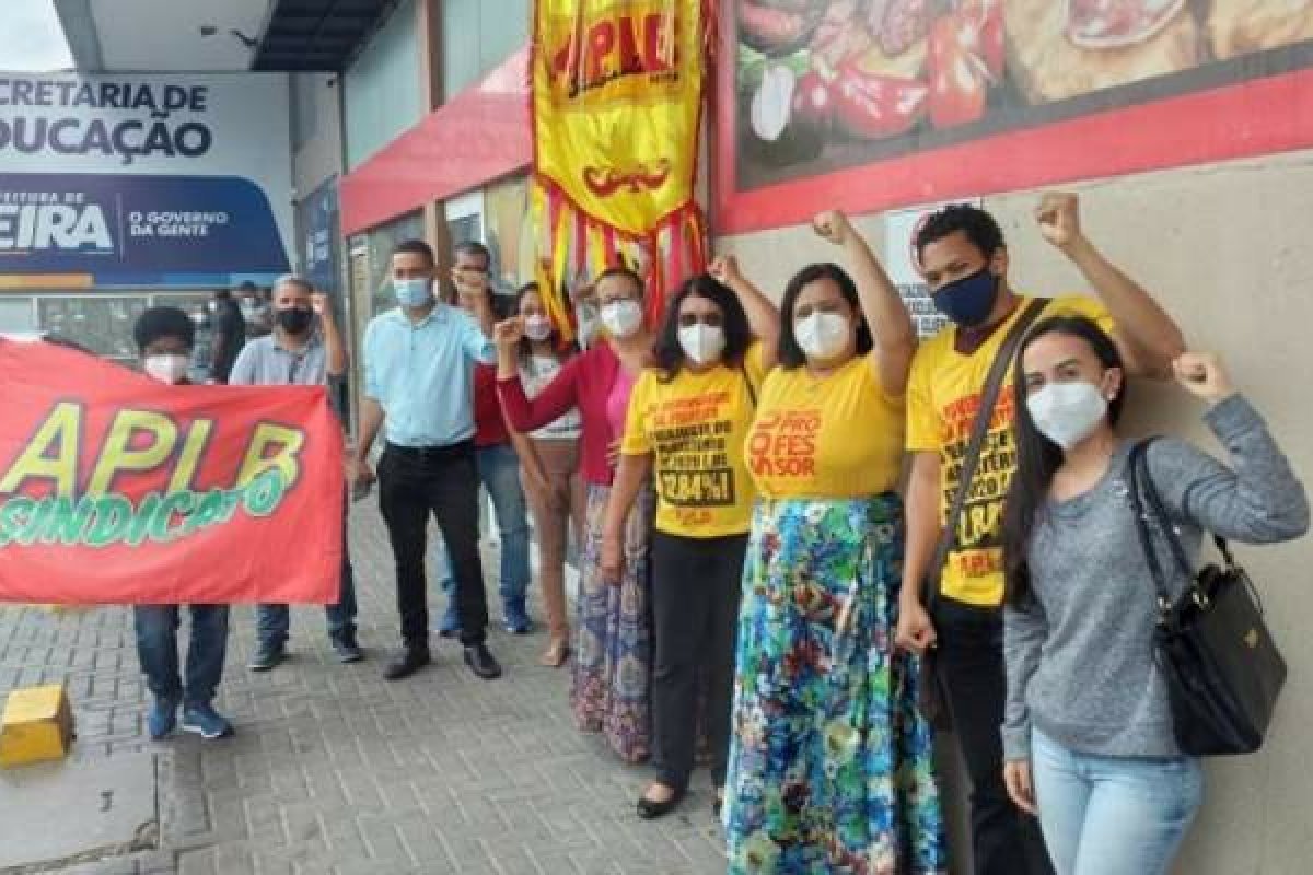 Professores de Feira de Santana fazem protesto para reivindicar salários atrasados