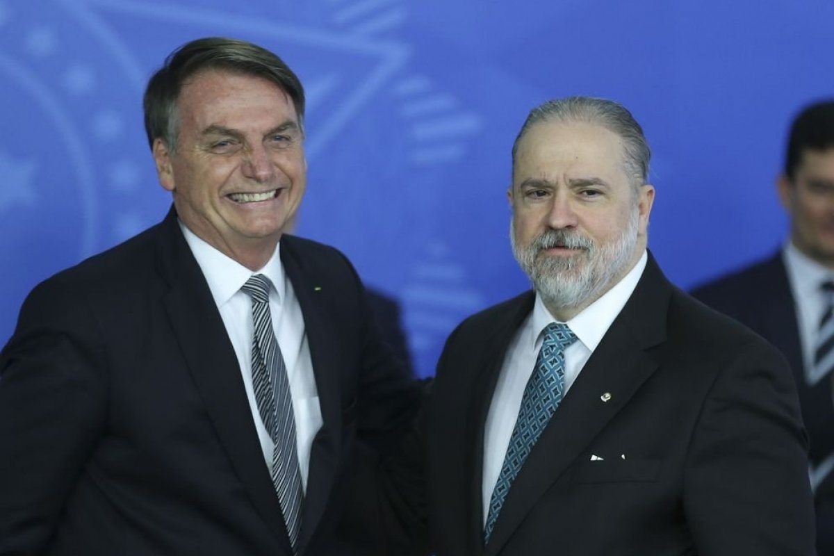 Aras diz que não houve falha do governo na compra de vacinas contra a Covid-19
