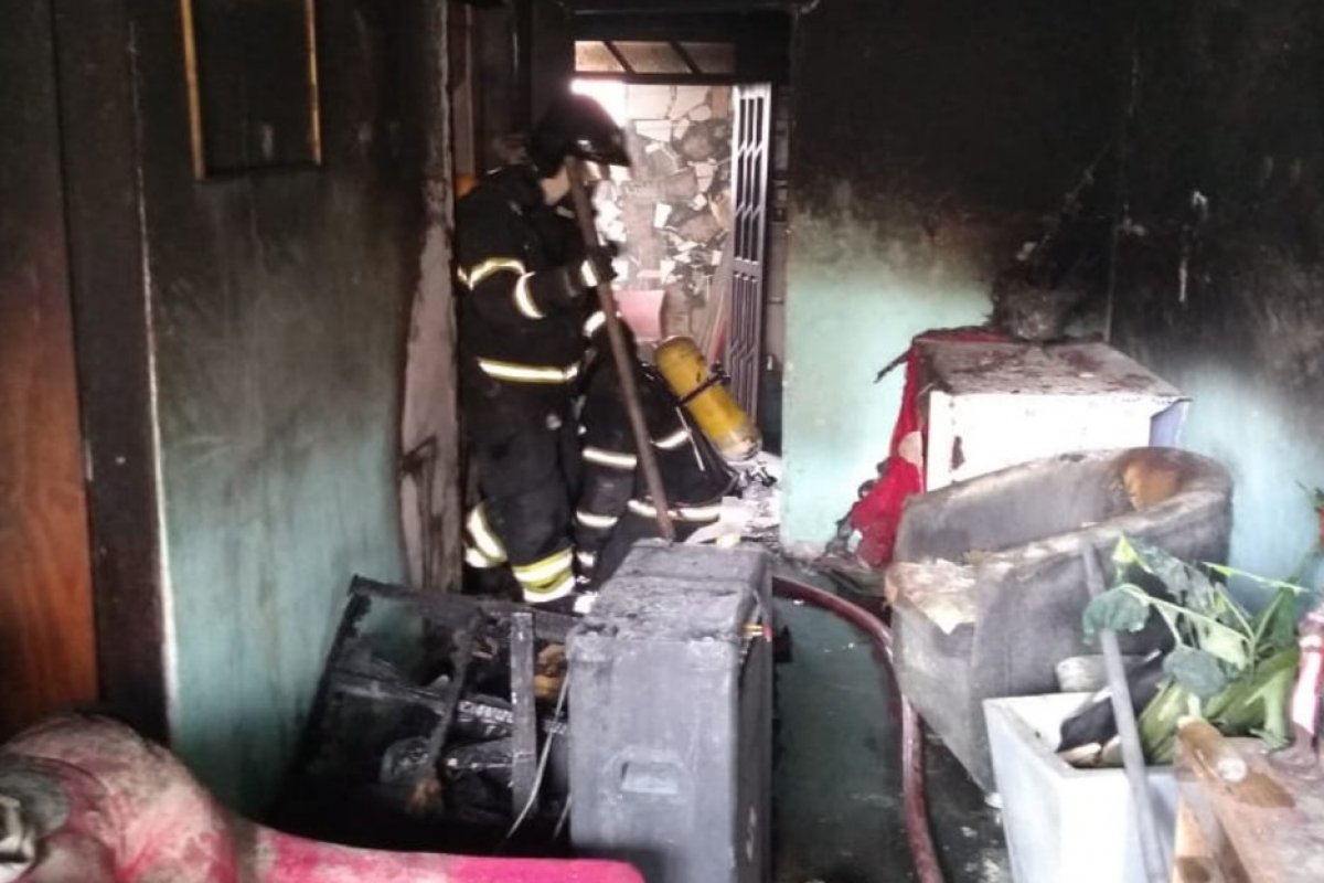 Imóvel é atingido por incêndio no bairro de Pero Vaz, em Salvador