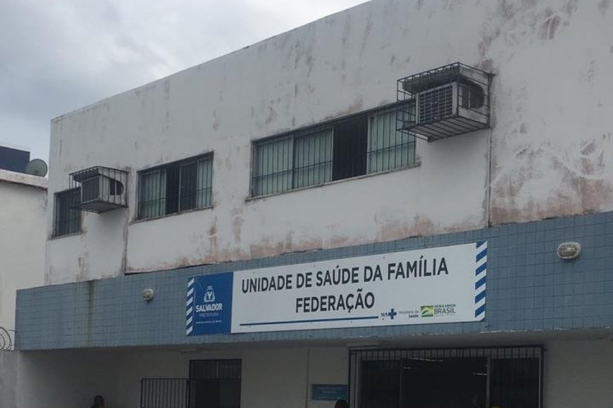 Vídeo: confusão é registrada da USF da Federação após pessoas furarem a fila da vacinação