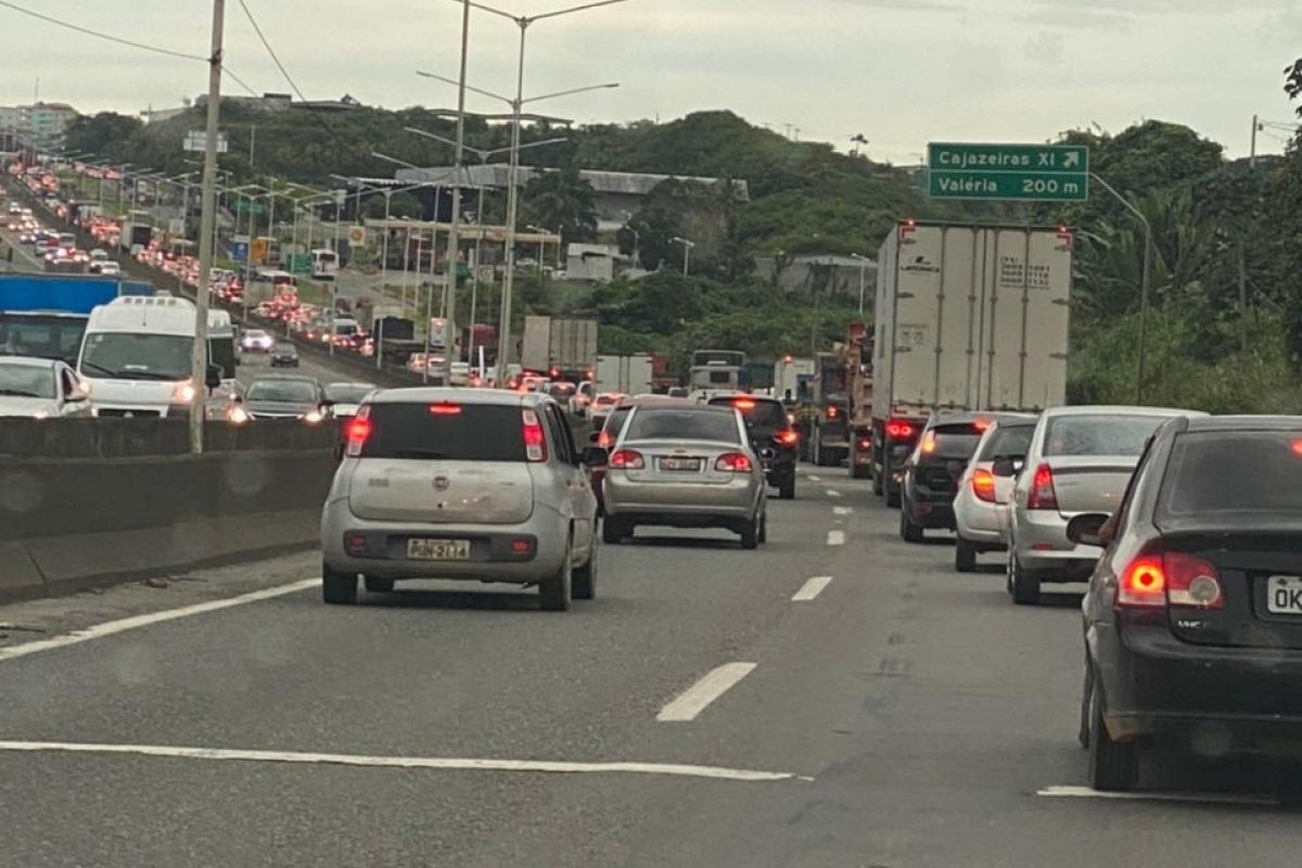 Carro pega fogo na BR324