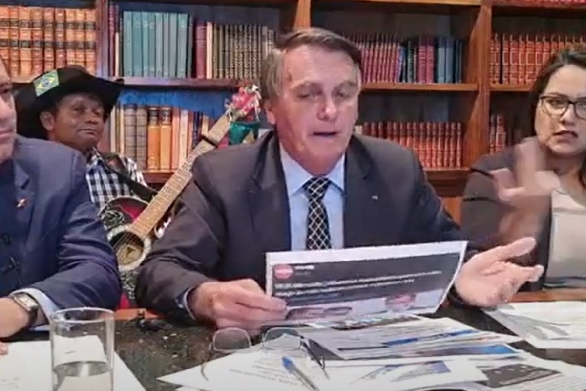 "Que corrupção é essa? Não pagamos um real por nada", diz Bolsonaro sobre negociação de vacinas