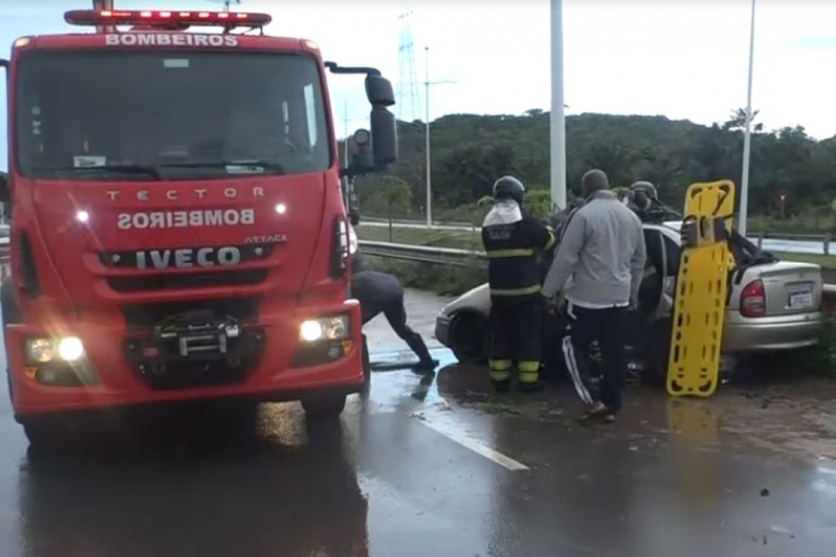 Motorista fica preso às ferragens após capotamento de carro, em Salvador
