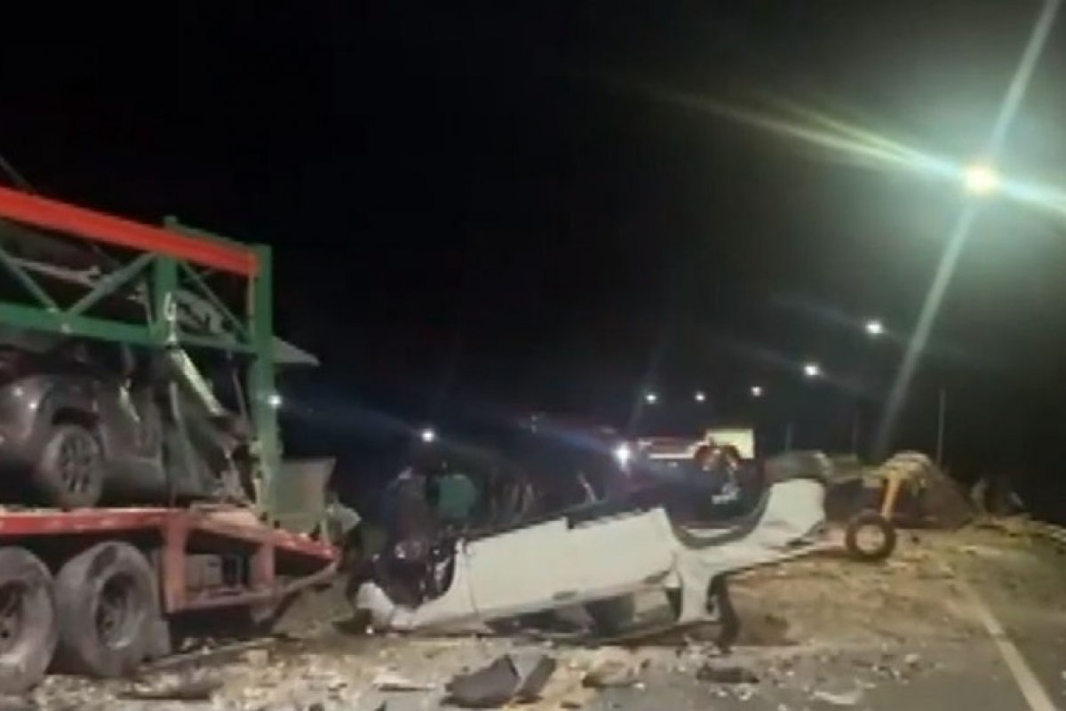 Motorista de caminhão morre após batida com carreta-cegonha que fazia ultrapassagem irregular na BR-116