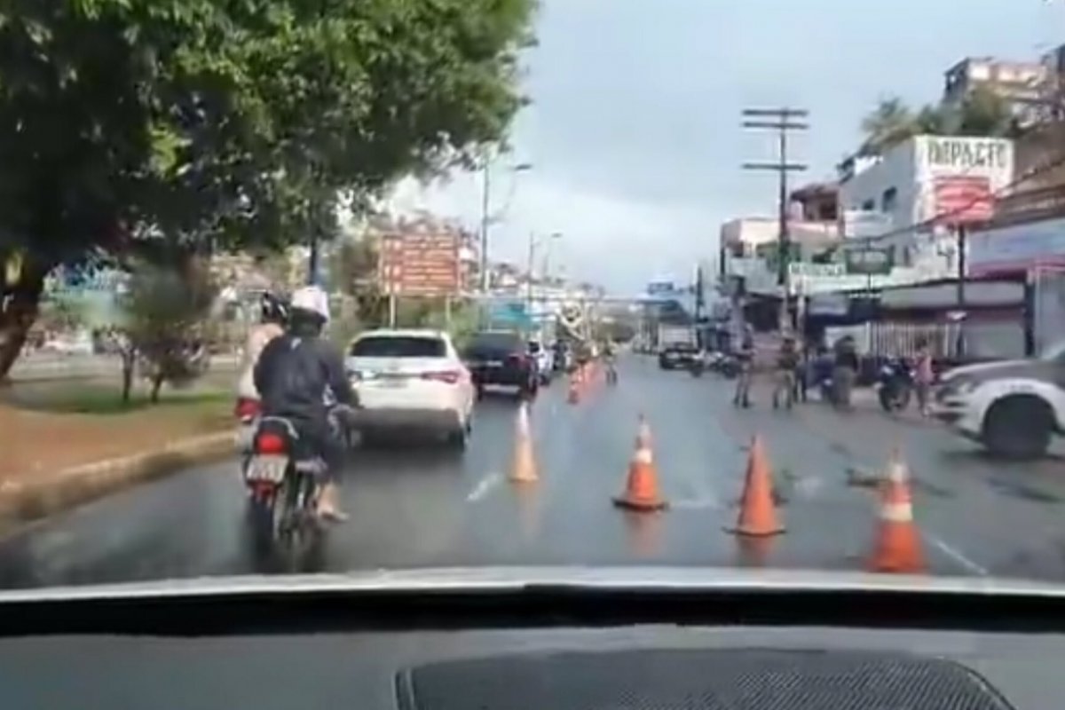 PM e Detran realizam blitz nas imediações de onde ocorre "motocarreata" em Salvador 