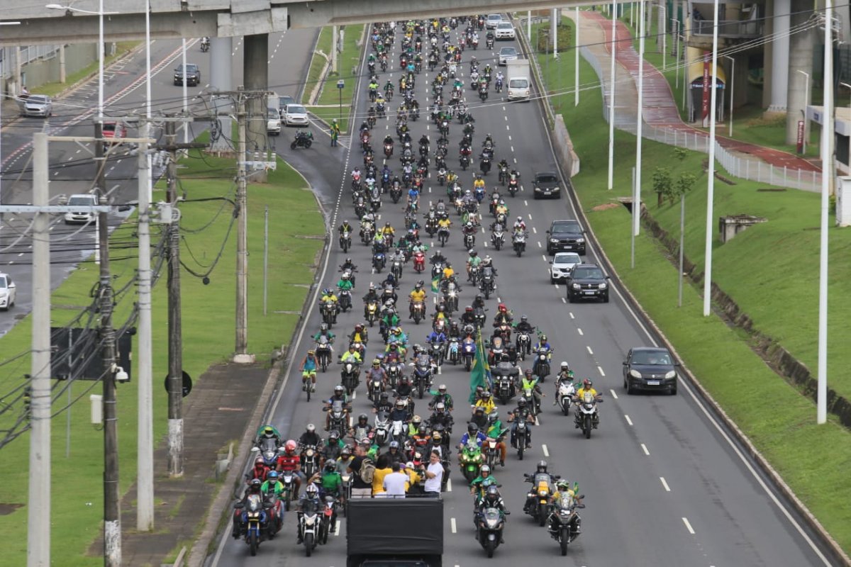 Vídeo: Motocarreata leva apoiadores de Bolsonaro às ruas de Salvador