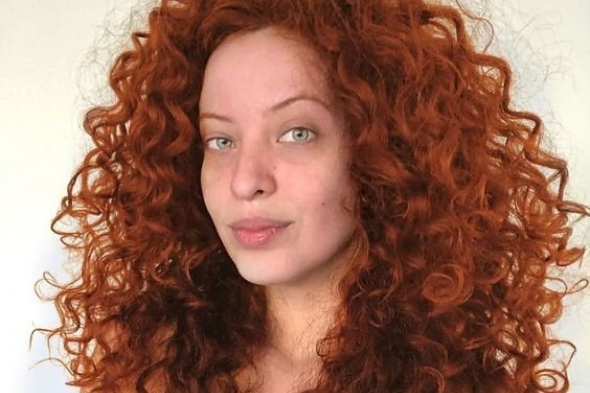 Ruiva e cacheada: Confira inspirações para todos os gostos