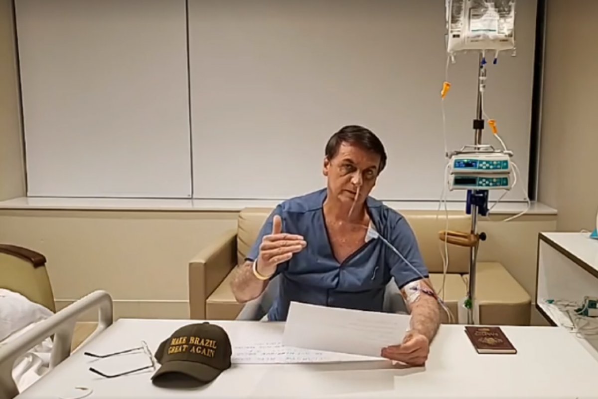 Bolsonaro faz "live" relâmpago, mesmo com sonda