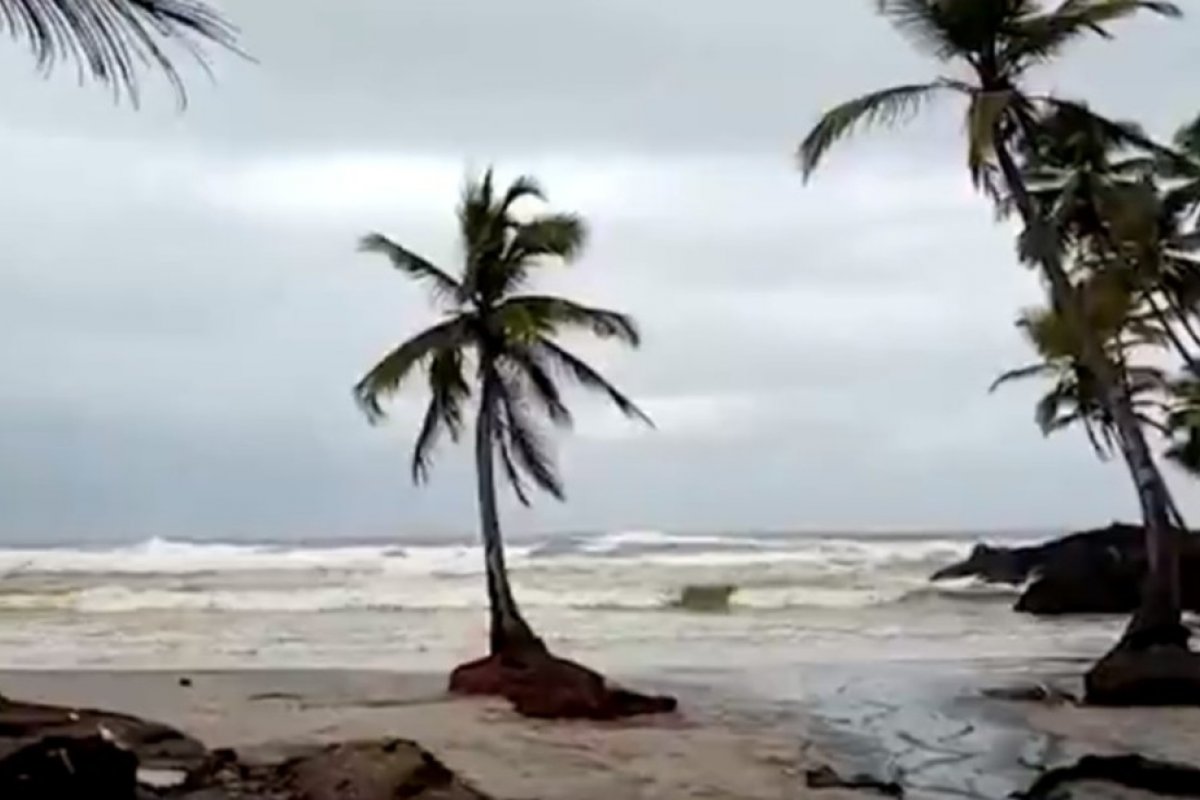 Mar avança nesta sexta-feira (2) e causa transtornos em praia de Itacaré, no sul da Bahia