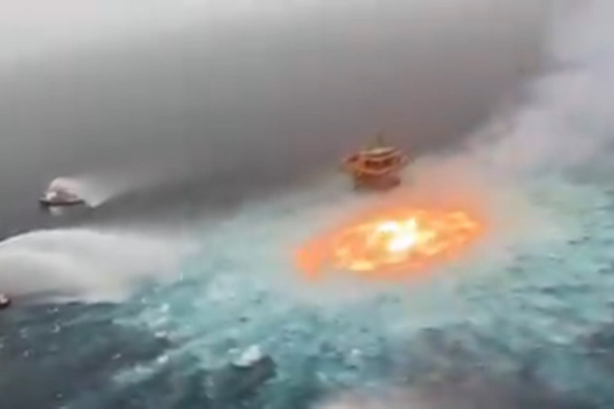 'Olho de fogo': Incêndio em oceano no México impressiona internautas