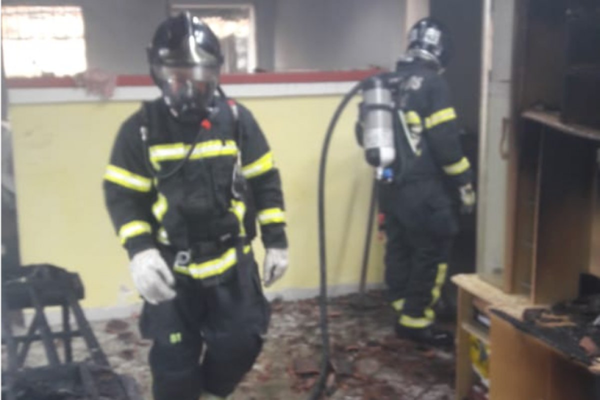 Residência fica destruída após incêndio em Porto Seguro