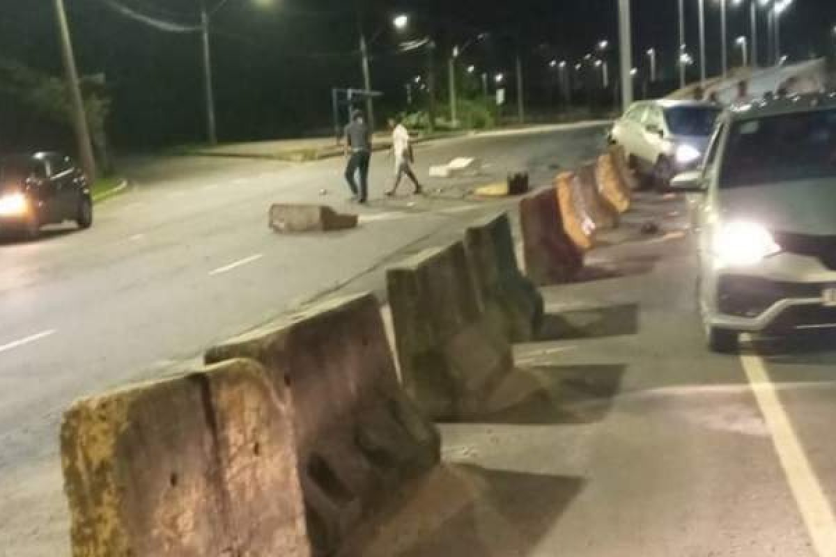 Dois veículo colidem na Av. Paralela, na madrugada deste sábado (3), em Salvador  