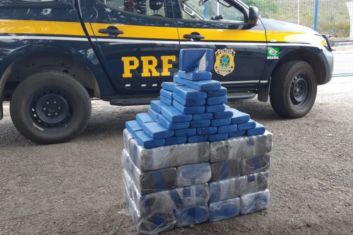 PRF apreende 225 Kg de cloridrato de cocaína na Bahia