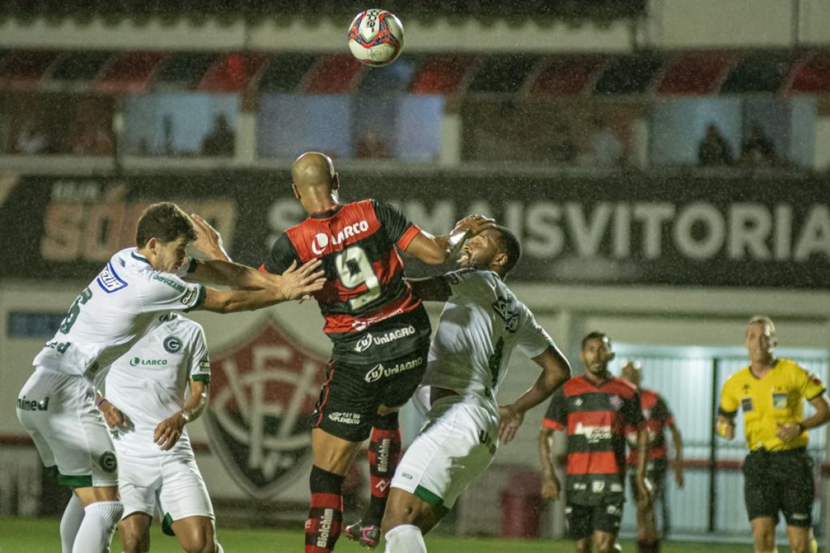 Com gol no fim do jogo, Vitória arranca empate com Goiás e deixa zona de rebaixamento da Série B