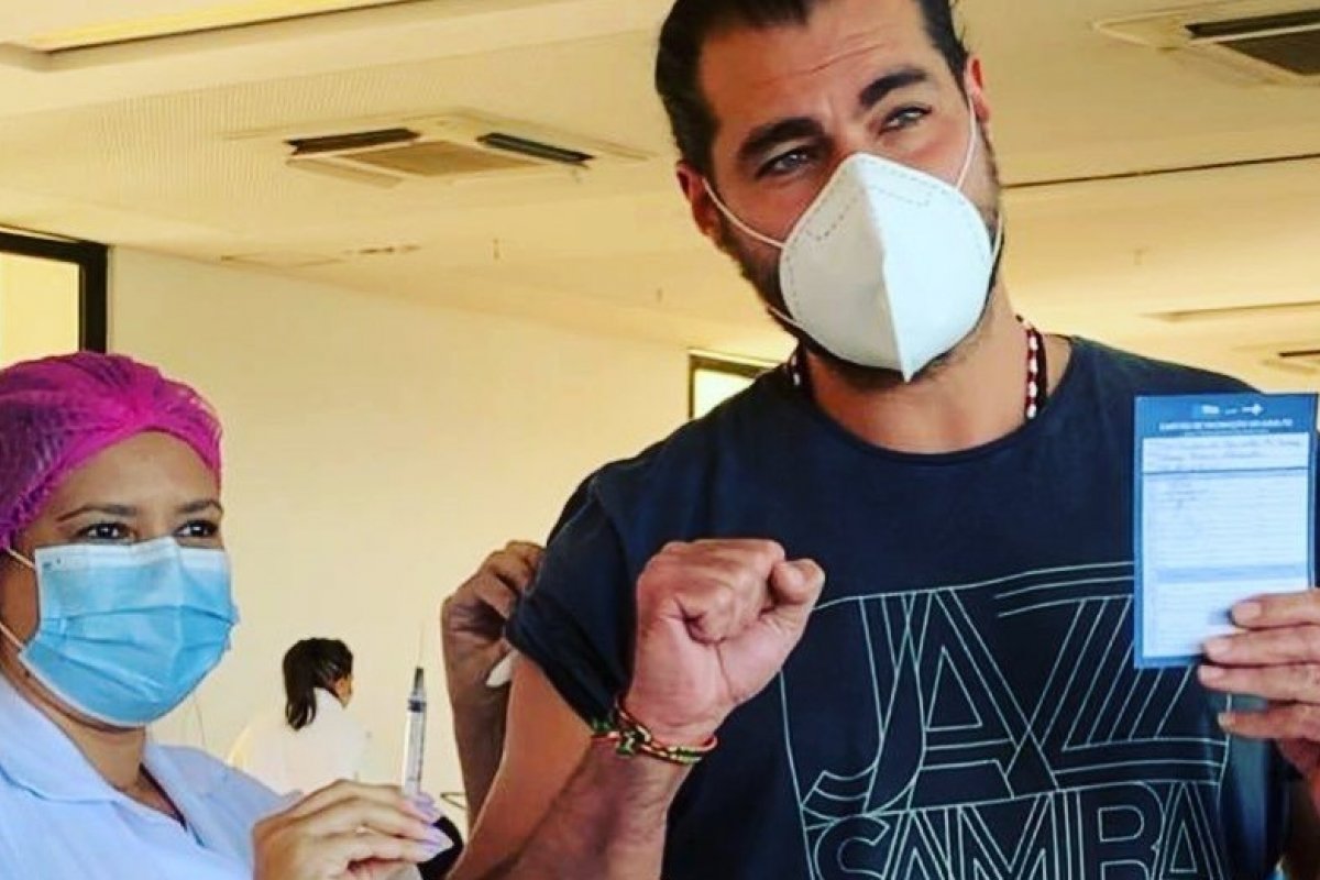 Aos 43 anos, Thiago Lacerda é vacinado contra Covid-19