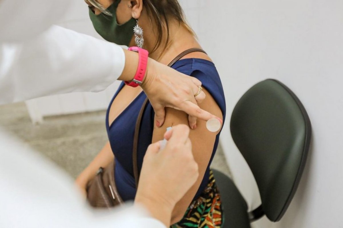 Camaçari vacina pessoas com 43 anos ou mais contra Covid-19 na segunda-feira (5)