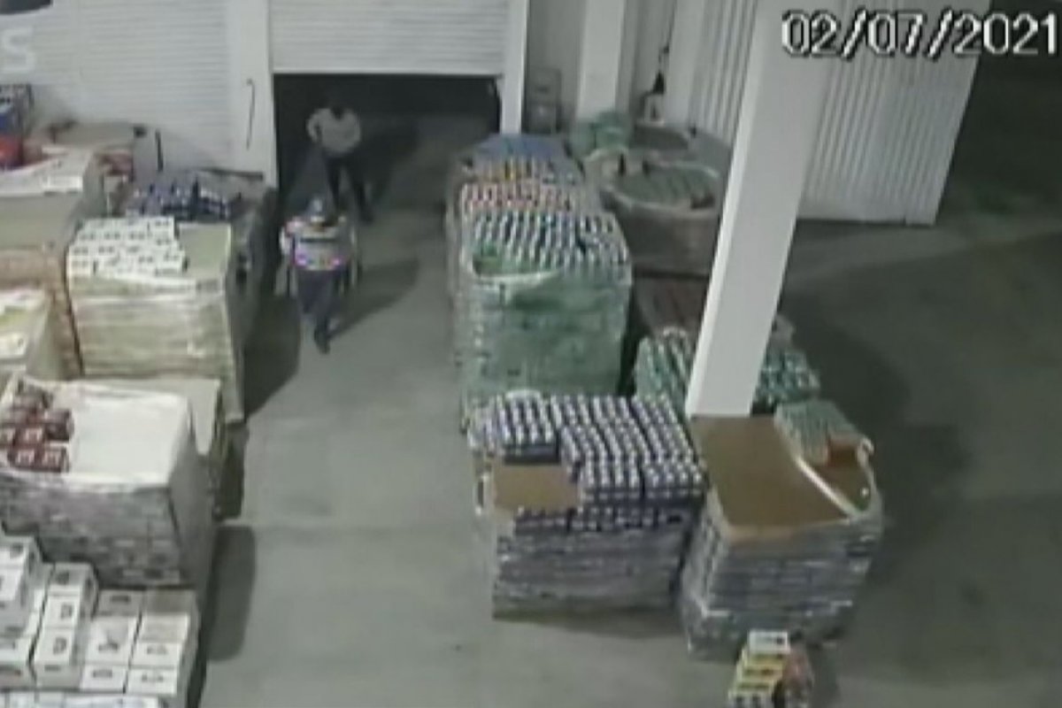 Câmeras de segurança flagram momento em que franquia de empresa de bebidas é assaltada na Bahia