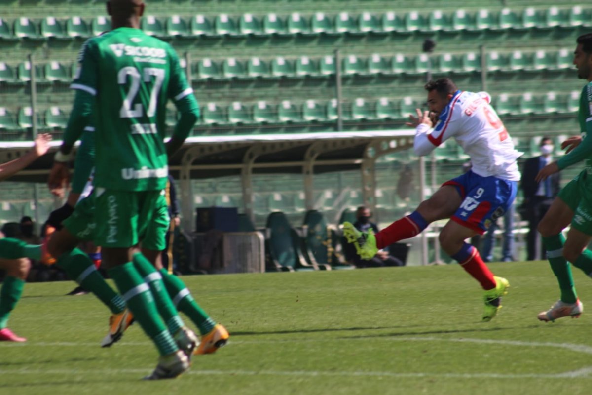 Bahia volta a vencer no Brasileirão ao bater a Chapecoense fora de casa