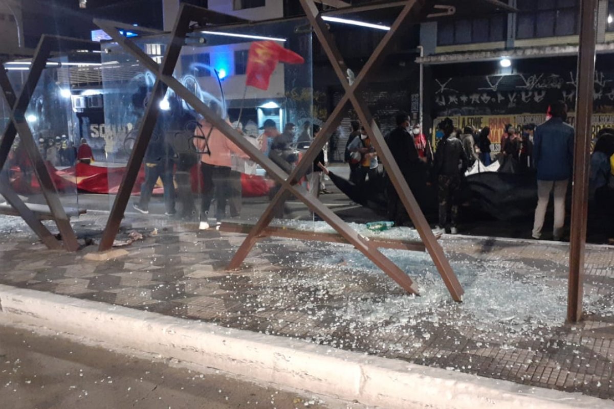 Vídeo: atos de vandalismo encerram manifestações contra Bolsonaro em São Paulo