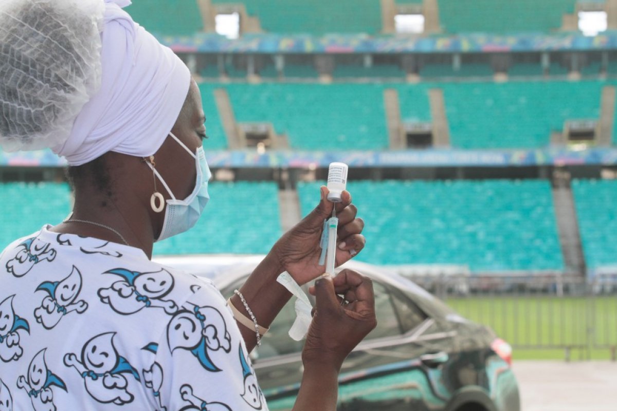 Salvador vacina contra a Covid-19 pessoas a partir de 41 anos na segunda-feira (5)