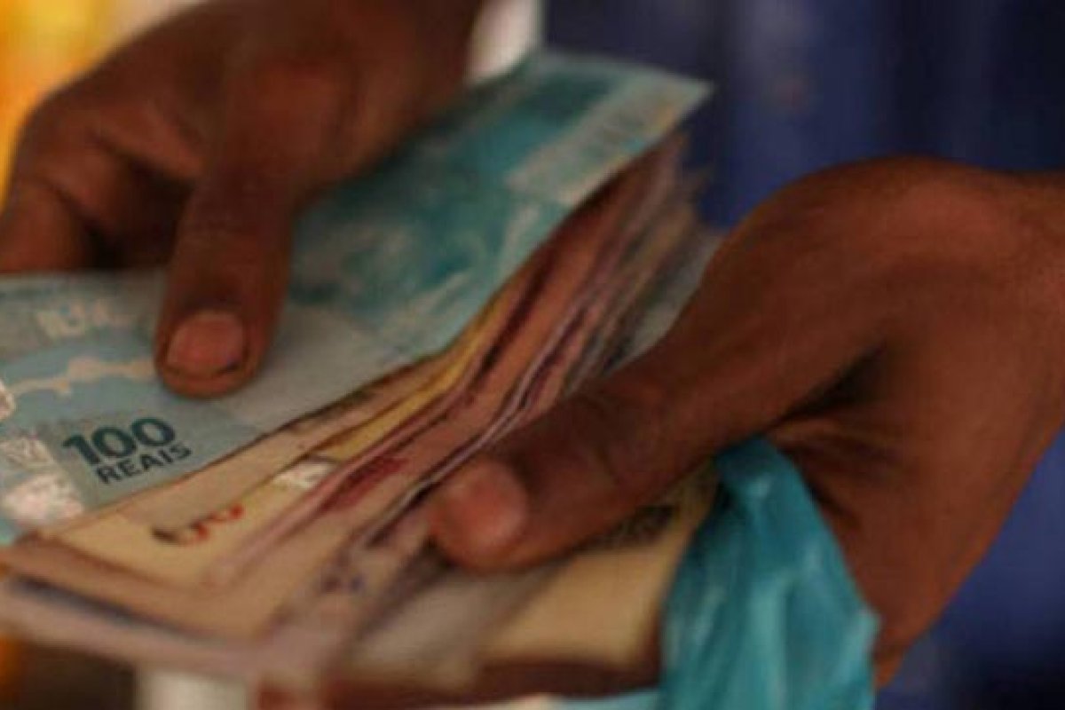 Renda para o consumo dos mais pobres sofre pressão da inflação e vai cair 17,7% em 2021