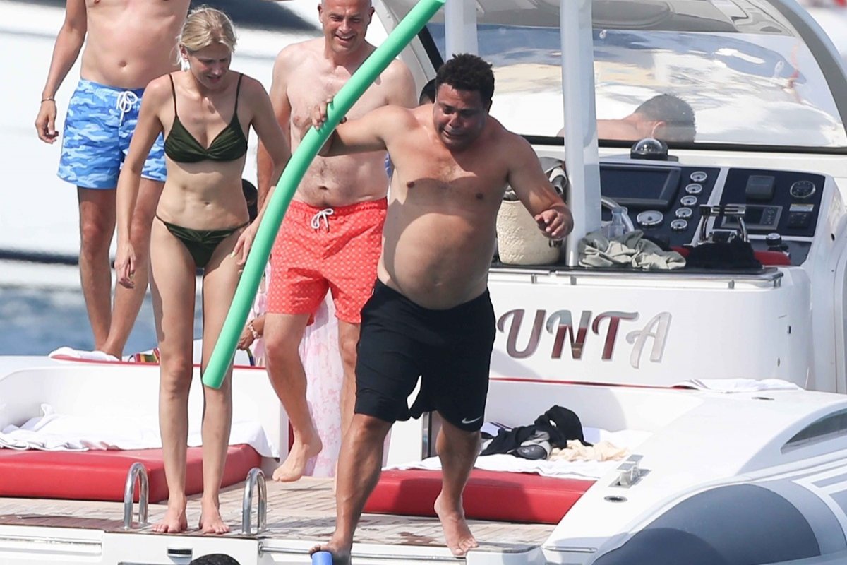 Verão na Europa! Ronaldo curte passeio de iate na Espanha