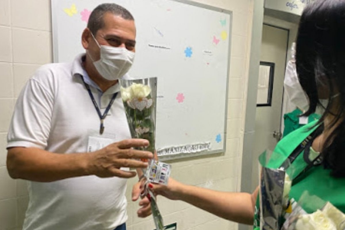 Música e rosas marcam o início da gestão do INTS no Hospital Manoel Victorino