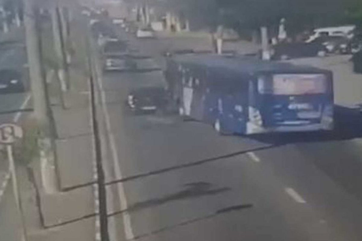 Motorista de ônibus é preso por atropelar motociclista de propósito
