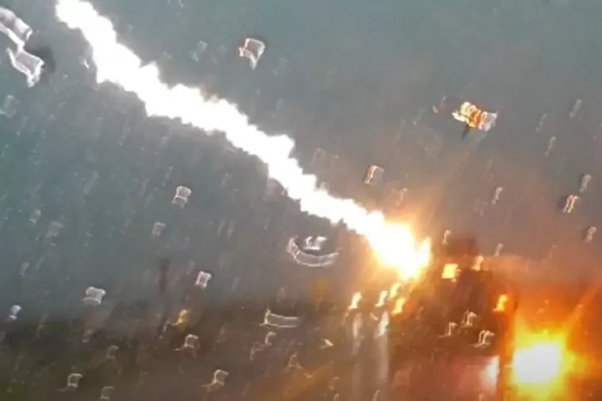 Vídeo flagra momento em que raio atinge carro com crianças nos EUA; confira