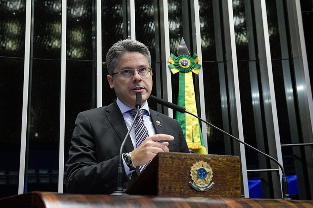 Senador Alessandro Vieira quer instaurar 'CPI da Rachadinha' no Senado